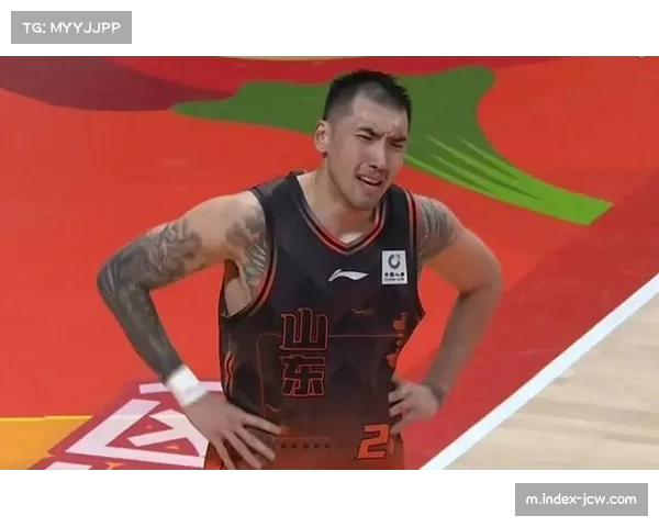 山东队内线强攻体系：陶汉林低位背打与高诗岩挡拆配合的战术执行